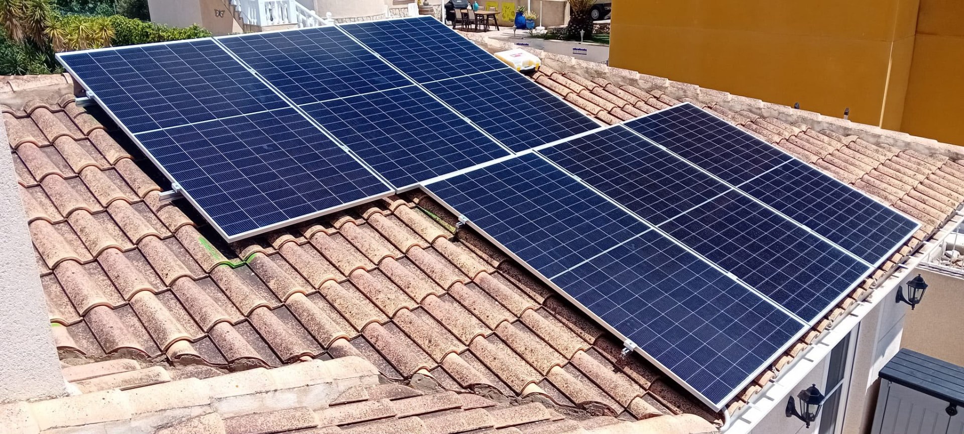 Instalación de paneles solares sobre tejado de teja árabe