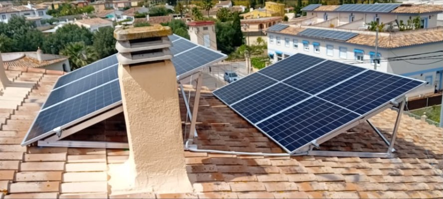 Estructura elevada con paneles solares junto a chimenea